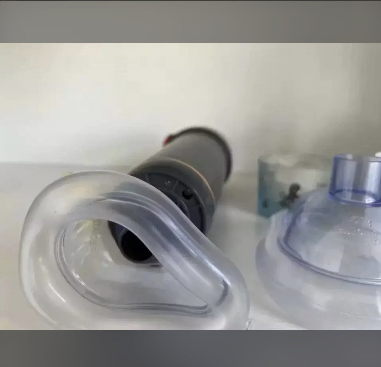 A close-up shows the clear mask cushion with the device and a second mask behind it.